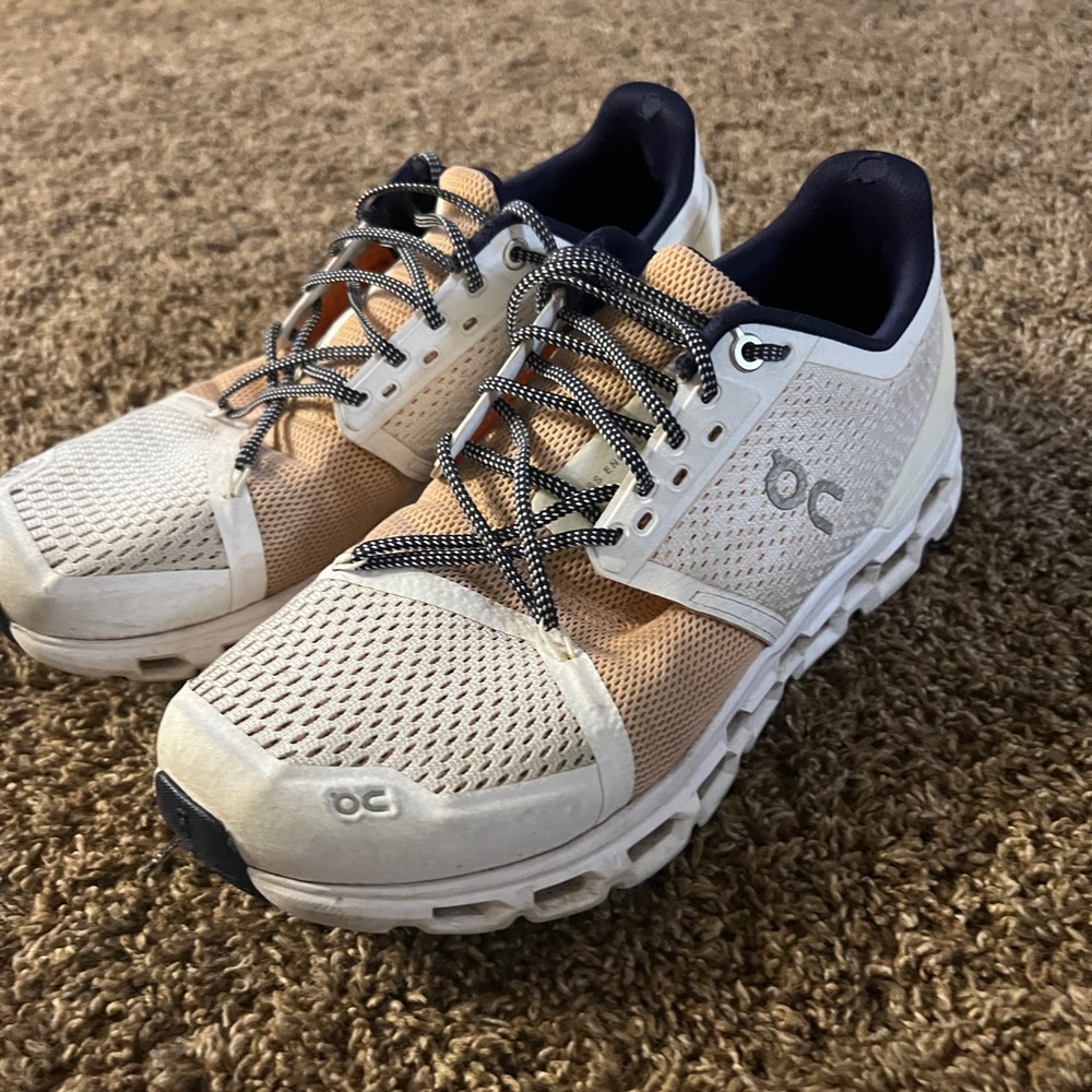 On Cloud women’s shoe Size 9